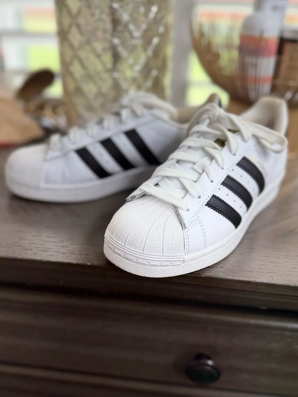 🤍 Authentic Adidas Superstar sneakers in excellent pre-owned condition.